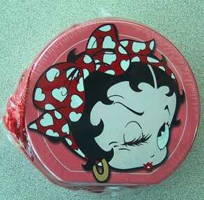 Betty Boop Kiss Tin Case With Strap Filled With Hard Candy - 
C883124