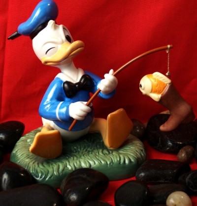 Disney Mickey And Friends - Donald Duck Hook Line And Sinker Fishing Figurine - 
4006559