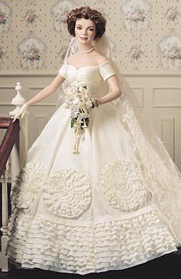 JACQUELINE KENNEDY HEIRLOOM PORCELAIN BRIDE DOLL BY THE FRANKLIN MINT