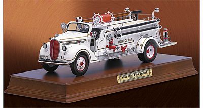 1938 FORD FIRE ENGINE LIMITED EDITION DIE-CAST 1:32 SCALE MODEL BY THE FRANKLIN MINT