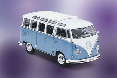 1962 VOLKSWAGON MICROBUS LIMITED EDITION DIE-CAST 1:24 SCALE MODEL BY THE FRANKLIN MINT