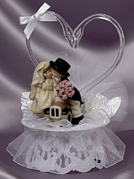 KIM ANDERSON COUPLE WITH CAR UNDER SWANS HEART CAKE TOPPER