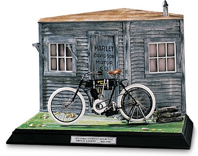 1903 HARLEY-DAVIDSON MOTORCYCLE DIORAMA LIMITED EDITION DIE-CAST AND WOOD SCALE MODEL BY THE FRANKLIN MINT