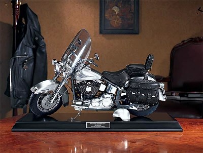 HARLEY-DAVIDSON SOFTAIL CLASSIC IN FINE PEWTER LIMITED EDITION SCALE MODEL BY THE FRANKLIN MINT