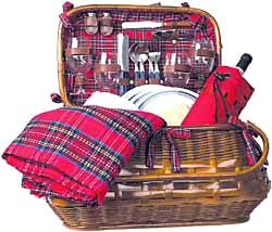 HIGHLANDER FOUR PERSON DELUXE PICNIC BASKET