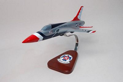 F-105 THUNDERBIRDS SCALE MODEL AIRCRAFT