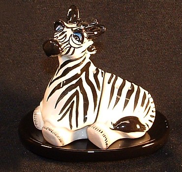 DAHLIA THE ZEBRA SALT AND PEPPER SHAKERS WITH TRAY