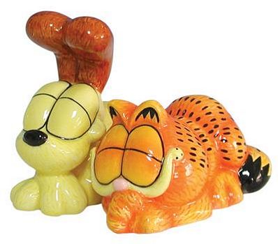 GARFIELD AND ODIE SLEEPING MAGNETIC SALT AND PEPPER SHAKERS