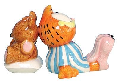 GARFIELD AND POOKY MAGNETIC SALT AND PEPPER SHAKERS