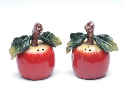 APPLES SALT AND PEPPER SHAKERS