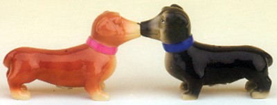 WEINER DOGS KISSING SALT AND PEPPER SHAKERS