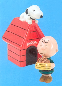 PEANUTS CHARLIE BROWN AND SNOOPY SALT AND PEPPER SHAKERS