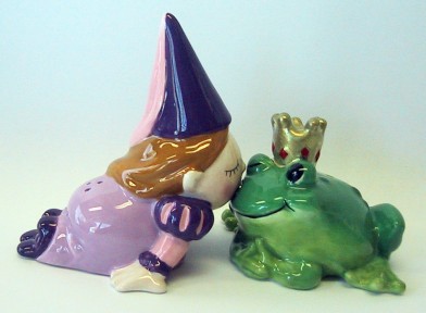 PRINCESS AND FROG KISSING 
