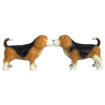 Beagles Kissing 