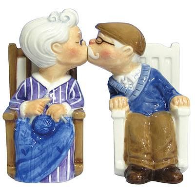 Rocking Chair  on Rocking Chair Couple Kissing  Mwah  Magnetic Salt And Pepper Shakers