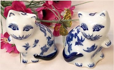 BLUE WILLOW CERAMIC CAT SALT AND PEPPER SHAKERS