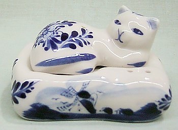 Delft Blue Cat On Pillow Salt And Pepper Shakers