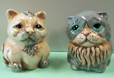 WHITE AND GREY CATS POT BELLY SALT AND PEPPER SHAKERS