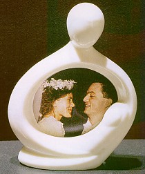CIRCLE OF LOVE OVAL PHOTO FRAME